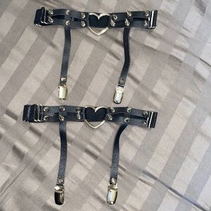 PU leather spiked heart thigh garter